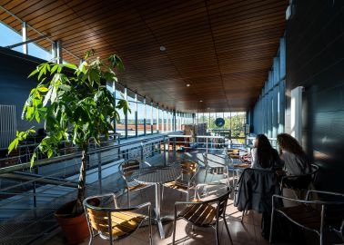 Vous trouverez une cafétaria, un Market Crous ainsi qu'un restaurant universitaire géré par le Crous Bordeaux Aquitaine sur ce campus © Gautier Dufau